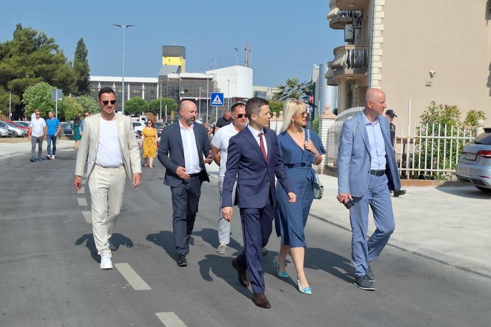 Mujović sa saradnicima, Foto: Glavni grad Podgorica