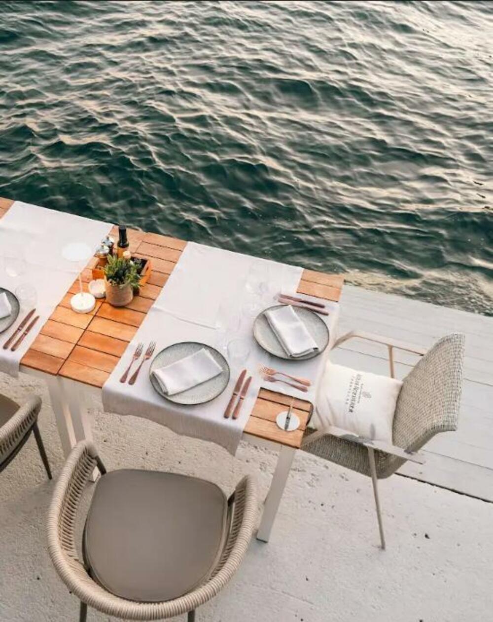 <p>Postoji onaj kratak, gotovo neprimjetan trenutak, neposredno prije nego što se godišnje doba prelomi. Tada vazduh zadrhti od iščekivanja, svjetlost postane zlatna, a priroda progovori novim ritmom. Na Zavali, cvrčci zapjevaju prvi. Mještani kažu da razgovaraju sa suncem.</p>