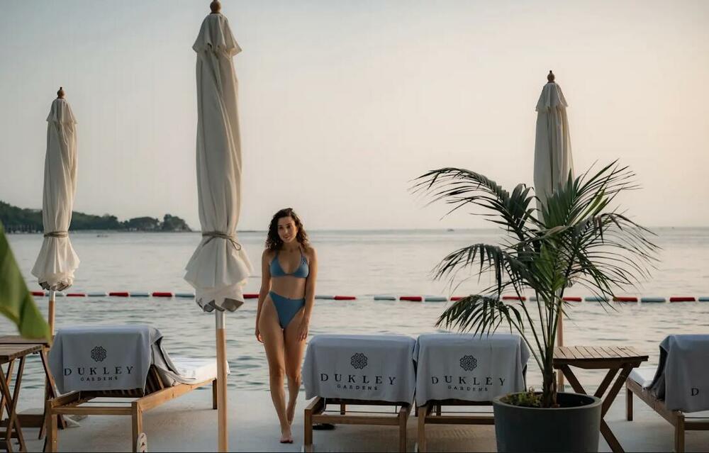 <p>Postoji onaj kratak, gotovo neprimjetan trenutak, neposredno prije nego što se godišnje doba prelomi. Tada vazduh zadrhti od iščekivanja, svjetlost postane zlatna, a priroda progovori novim ritmom. Na Zavali, cvrčci zapjevaju prvi. Mještani kažu da razgovaraju sa suncem.</p>