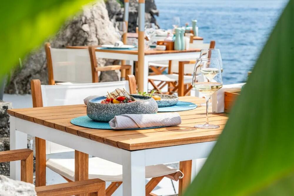 <p>Postoji onaj kratak, gotovo neprimjetan trenutak, neposredno prije nego što se godišnje doba prelomi. Tada vazduh zadrhti od iščekivanja, svjetlost postane zlatna, a priroda progovori novim ritmom. Na Zavali, cvrčci zapjevaju prvi. Mještani kažu da razgovaraju sa suncem.</p>