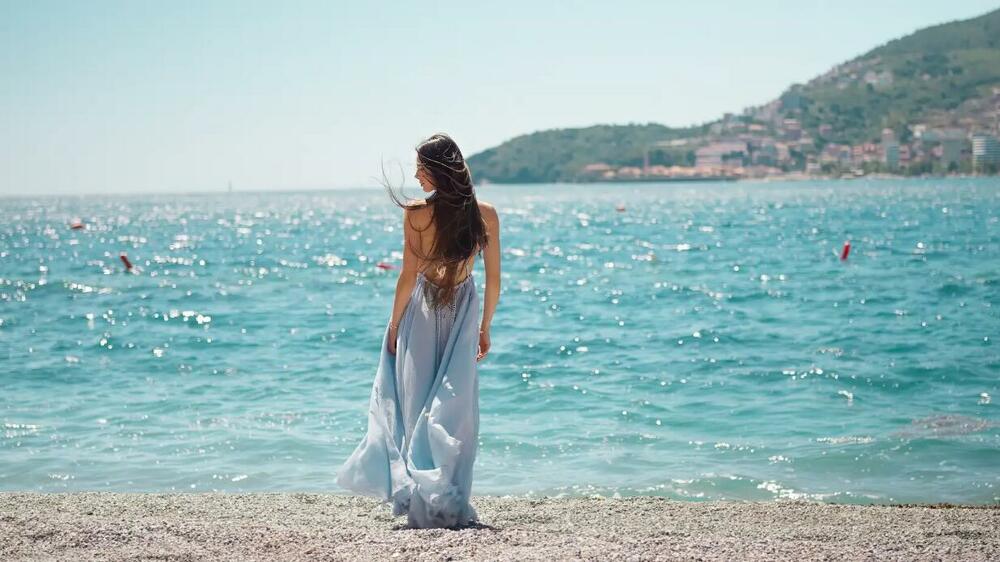 <p>Postoji onaj kratak, gotovo neprimjetan trenutak, neposredno prije nego što se godišnje doba prelomi. Tada vazduh zadrhti od iščekivanja, svjetlost postane zlatna, a priroda progovori novim ritmom. Na Zavali, cvrčci zapjevaju prvi. Mještani kažu da razgovaraju sa suncem.</p>