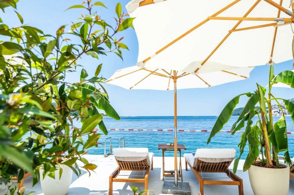 <p>Postoji onaj kratak, gotovo neprimjetan trenutak, neposredno prije nego što se godišnje doba prelomi. Tada vazduh zadrhti od iščekivanja, svjetlost postane zlatna, a priroda progovori novim ritmom. Na Zavali, cvrčci zapjevaju prvi. Mještani kažu da razgovaraju sa suncem.</p>