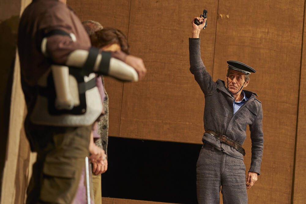 <p>Pićurić je bio glumac snažne scenske prisutnosti i duboke emotivne izražajnosti, koji je svojom autentičnošću obilježio pozorišni i filmski prostor Crne Gore, kazali su iz CNP-a, čiji je bio doživotni član</p>