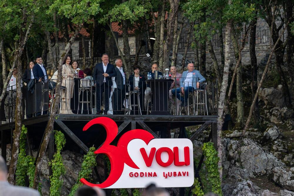 <p>Kompanija Voli je obilježila je trideset godina postojanja investicijom od dva miliona eura u svoje zaposlene: milion eura za jubilarne nagrade i još milion za privatno zdravstveno osiguranje.</p>