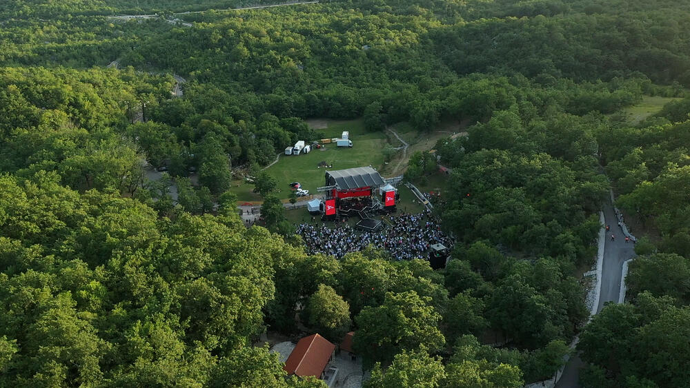 <p>Kompanija Voli je obilježila je trideset godina postojanja investicijom od dva miliona eura u svoje zaposlene: milion eura za jubilarne nagrade i još milion za privatno zdravstveno osiguranje.</p>