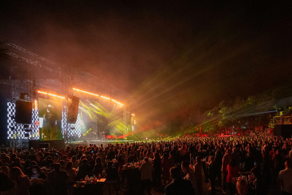 <p>Kompanija Voli je obilježila je trideset godina postojanja investicijom od dva miliona eura u svoje zaposlene: milion eura za jubilarne nagrade i još milion za privatno zdravstveno osiguranje.</p>