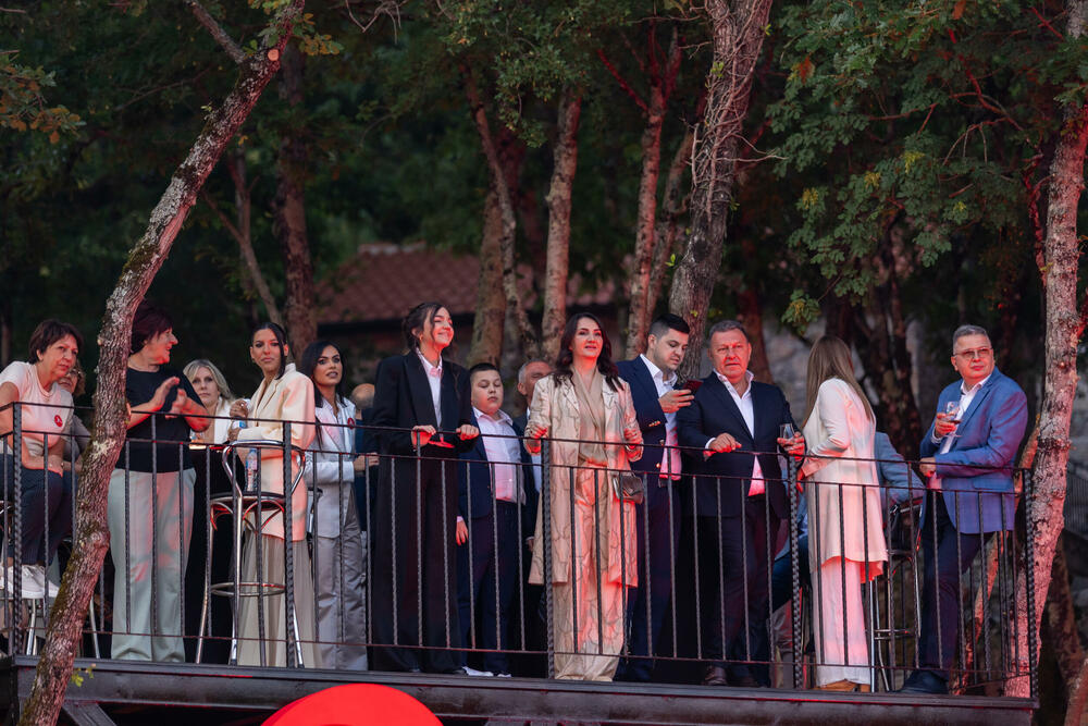 <p>Kompanija Voli je obilježila je trideset godina postojanja investicijom od dva miliona eura u svoje zaposlene: milion eura za jubilarne nagrade i još milion za privatno zdravstveno osiguranje.</p>