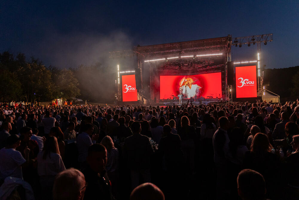 <p>Kompanija Voli je obilježila je trideset godina postojanja investicijom od dva miliona eura u svoje zaposlene: milion eura za jubilarne nagrade i još milion za privatno zdravstveno osiguranje.</p>