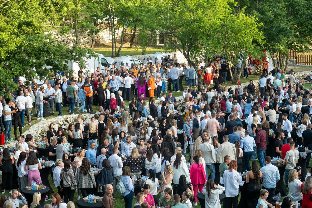 <p>Kompanija Voli je obilježila je trideset godina postojanja investicijom od dva miliona eura u svoje zaposlene: milion eura za jubilarne nagrade i još milion za privatno zdravstveno osiguranje.</p>