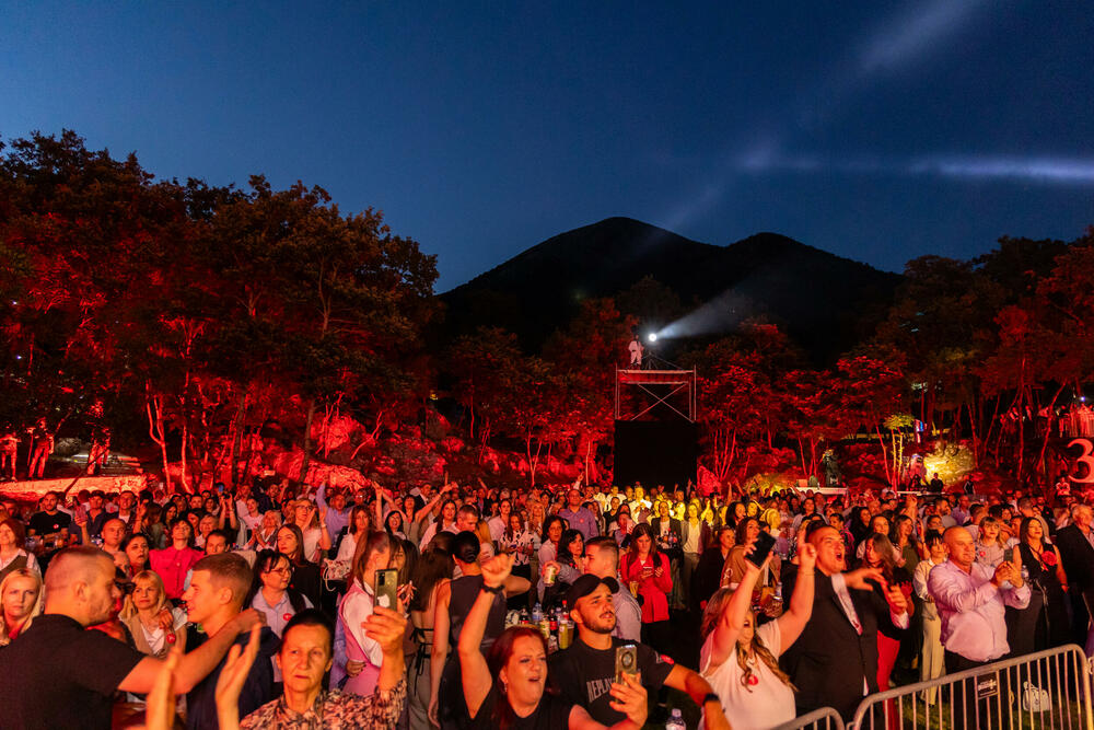 <p>Kompanija Voli je obilježila je trideset godina postojanja investicijom od dva miliona eura u svoje zaposlene: milion eura za jubilarne nagrade i još milion za privatno zdravstveno osiguranje.</p>