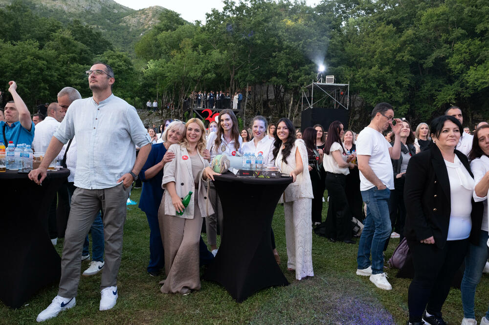 <p>Kompanija Voli je obilježila je trideset godina postojanja investicijom od dva miliona eura u svoje zaposlene: milion eura za jubilarne nagrade i još milion za privatno zdravstveno osiguranje.</p>