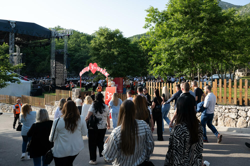 <p>Kompanija Voli je obilježila je trideset godina postojanja investicijom od dva miliona eura u svoje zaposlene: milion eura za jubilarne nagrade i još milion za privatno zdravstveno osiguranje.</p>