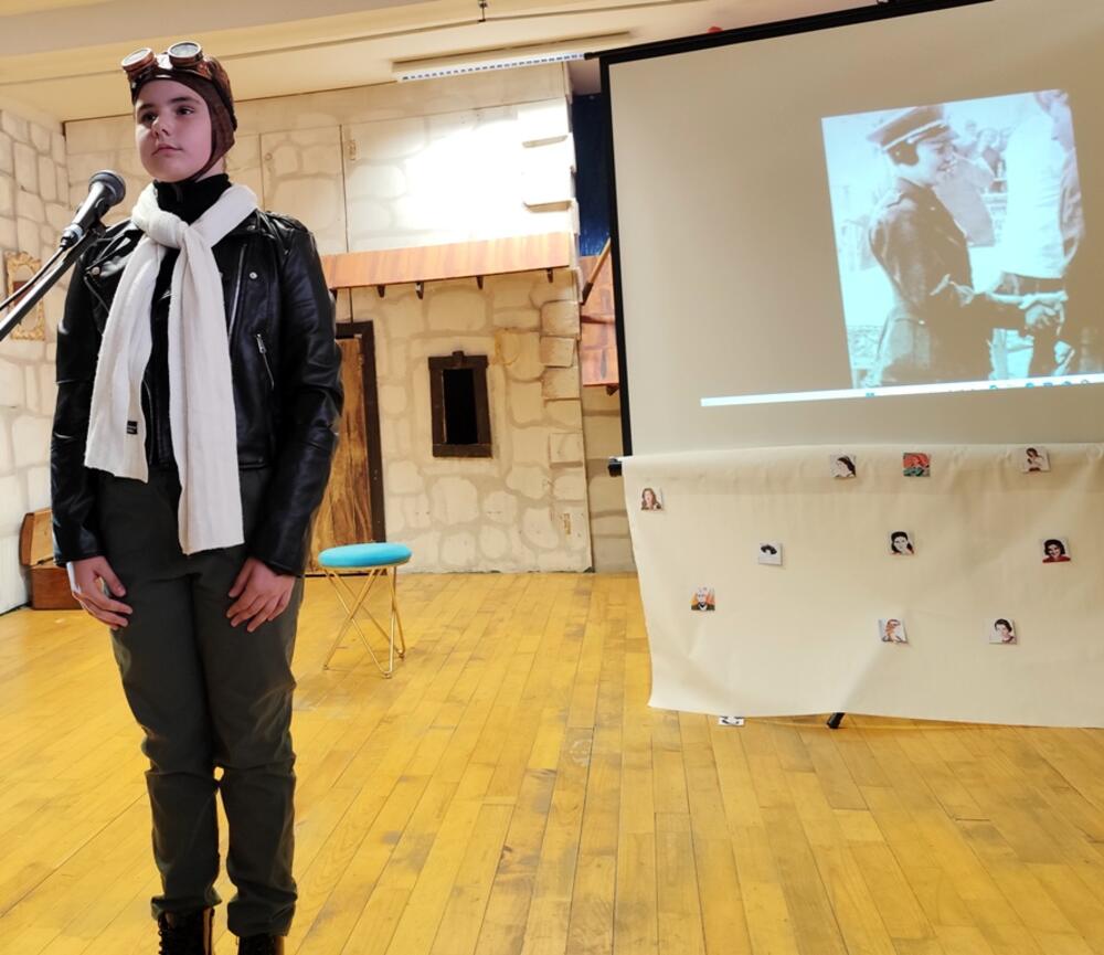 <p>"Kćerka mi je poklonila memorijsku igricu 'Žene Crne Gore'. Istinito je ono što se kaže da je profesija učitelja jedina koja stvari iz kuće odnosi na posao. Kad sam vidjela tu igru memorije, odmah se u meni rodila ideja da uradim ovaj projekat, ali mi je problem bio koje od svih tih žena da izdvojim, jer znam ako uključim mnogo njih, a željela sam, onda pažnja djeci opada, a cilj mi je bio da upoznaju makar neke od njih, jer žene Crne Gore su ostavile i dan danas ostavljaju veoma dubok trag“, priznaje autorka projekta gdje je kroz glumu, riječi i sliku prikazano nekoliko snažnih i inspirativnih žena iz istorije Crne Gore</p>