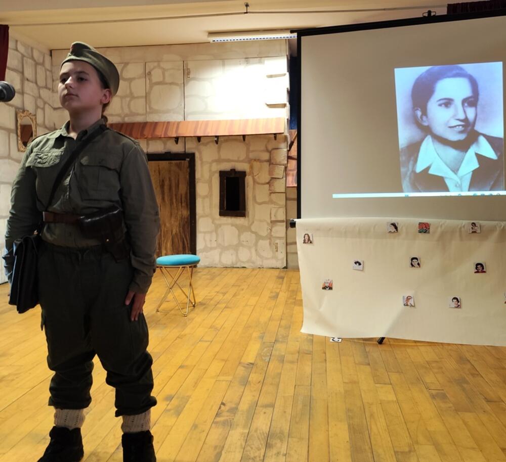 <p>"Kćerka mi je poklonila memorijsku igricu 'Žene Crne Gore'. Istinito je ono što se kaže da je profesija učitelja jedina koja stvari iz kuće odnosi na posao. Kad sam vidjela tu igru memorije, odmah se u meni rodila ideja da uradim ovaj projekat, ali mi je problem bio koje od svih tih žena da izdvojim, jer znam ako uključim mnogo njih, a željela sam, onda pažnja djeci opada, a cilj mi je bio da upoznaju makar neke od njih, jer žene Crne Gore su ostavile i dan danas ostavljaju veoma dubok trag“, priznaje autorka projekta gdje je kroz glumu, riječi i sliku prikazano nekoliko snažnih i inspirativnih žena iz istorije Crne Gore</p>