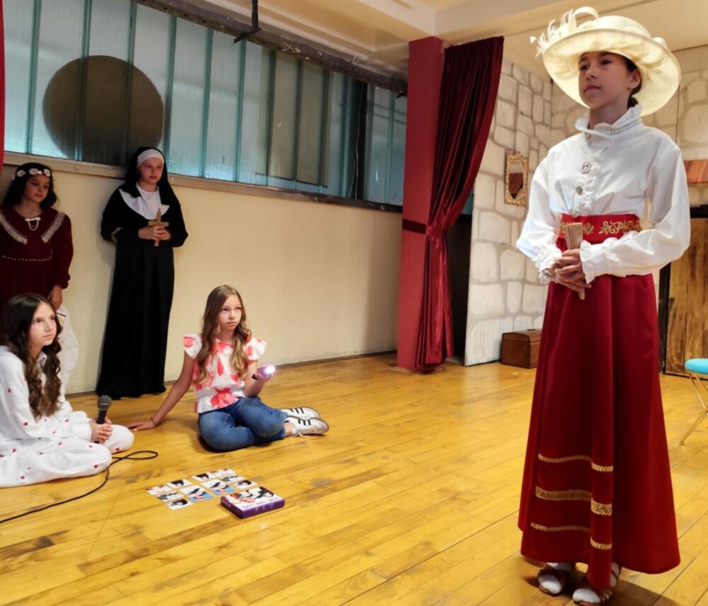 <p>"Kćerka mi je poklonila memorijsku igricu 'Žene Crne Gore'. Istinito je ono što se kaže da je profesija učitelja jedina koja stvari iz kuće odnosi na posao. Kad sam vidjela tu igru memorije, odmah se u meni rodila ideja da uradim ovaj projekat, ali mi je problem bio koje od svih tih žena da izdvojim, jer znam ako uključim mnogo njih, a željela sam, onda pažnja djeci opada, a cilj mi je bio da upoznaju makar neke od njih, jer žene Crne Gore su ostavile i dan danas ostavljaju veoma dubok trag“, priznaje autorka projekta gdje je kroz glumu, riječi i sliku prikazano nekoliko snažnih i inspirativnih žena iz istorije Crne Gore</p>