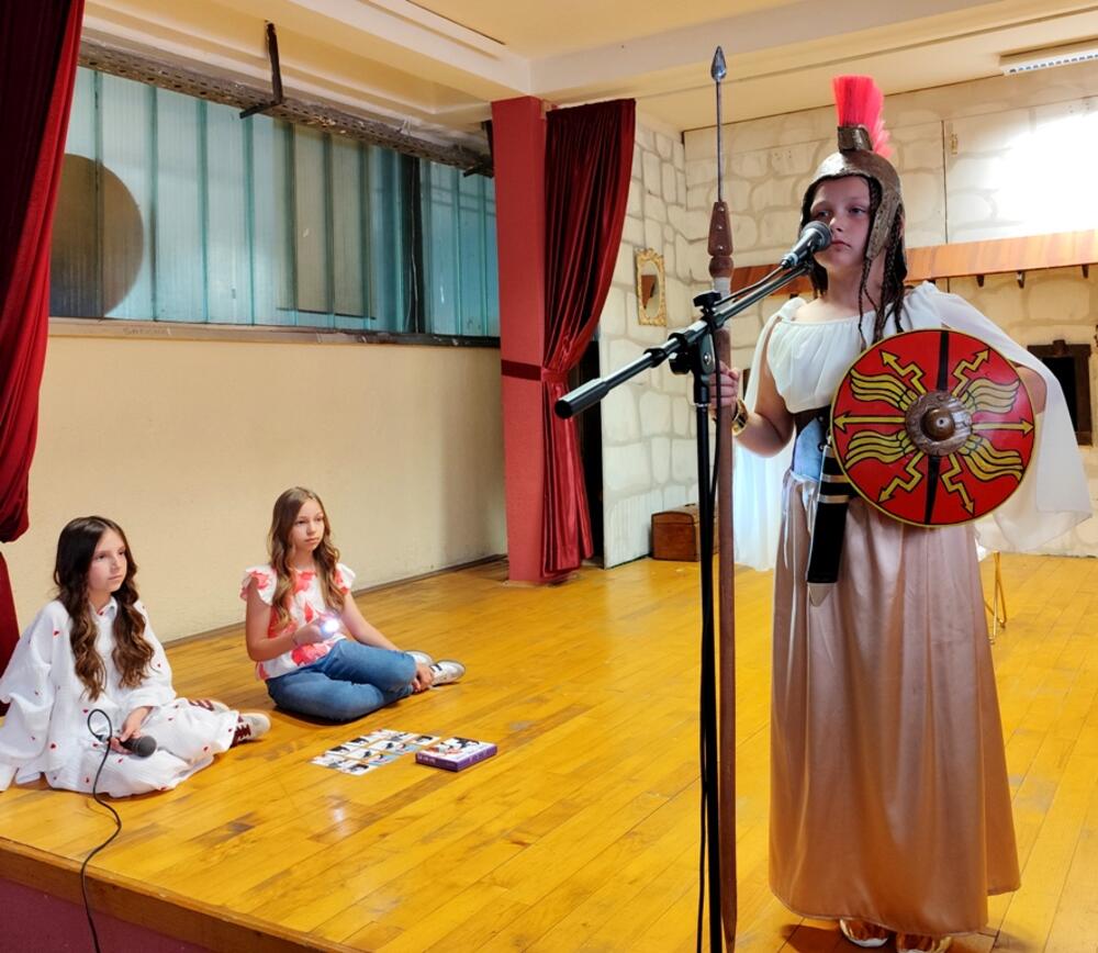 <p>"Kćerka mi je poklonila memorijsku igricu 'Žene Crne Gore'. Istinito je ono što se kaže da je profesija učitelja jedina koja stvari iz kuće odnosi na posao. Kad sam vidjela tu igru memorije, odmah se u meni rodila ideja da uradim ovaj projekat, ali mi je problem bio koje od svih tih žena da izdvojim, jer znam ako uključim mnogo njih, a željela sam, onda pažnja djeci opada, a cilj mi je bio da upoznaju makar neke od njih, jer žene Crne Gore su ostavile i dan danas ostavljaju veoma dubok trag“, priznaje autorka projekta gdje je kroz glumu, riječi i sliku prikazano nekoliko snažnih i inspirativnih žena iz istorije Crne Gore</p>