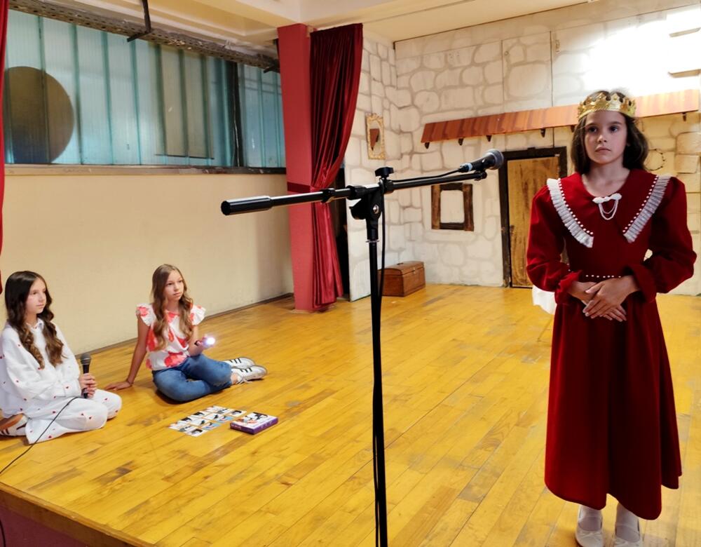 <p>"Kćerka mi je poklonila memorijsku igricu 'Žene Crne Gore'. Istinito je ono što se kaže da je profesija učitelja jedina koja stvari iz kuće odnosi na posao. Kad sam vidjela tu igru memorije, odmah se u meni rodila ideja da uradim ovaj projekat, ali mi je problem bio koje od svih tih žena da izdvojim, jer znam ako uključim mnogo njih, a željela sam, onda pažnja djeci opada, a cilj mi je bio da upoznaju makar neke od njih, jer žene Crne Gore su ostavile i dan danas ostavljaju veoma dubok trag“, priznaje autorka projekta gdje je kroz glumu, riječi i sliku prikazano nekoliko snažnih i inspirativnih žena iz istorije Crne Gore</p>