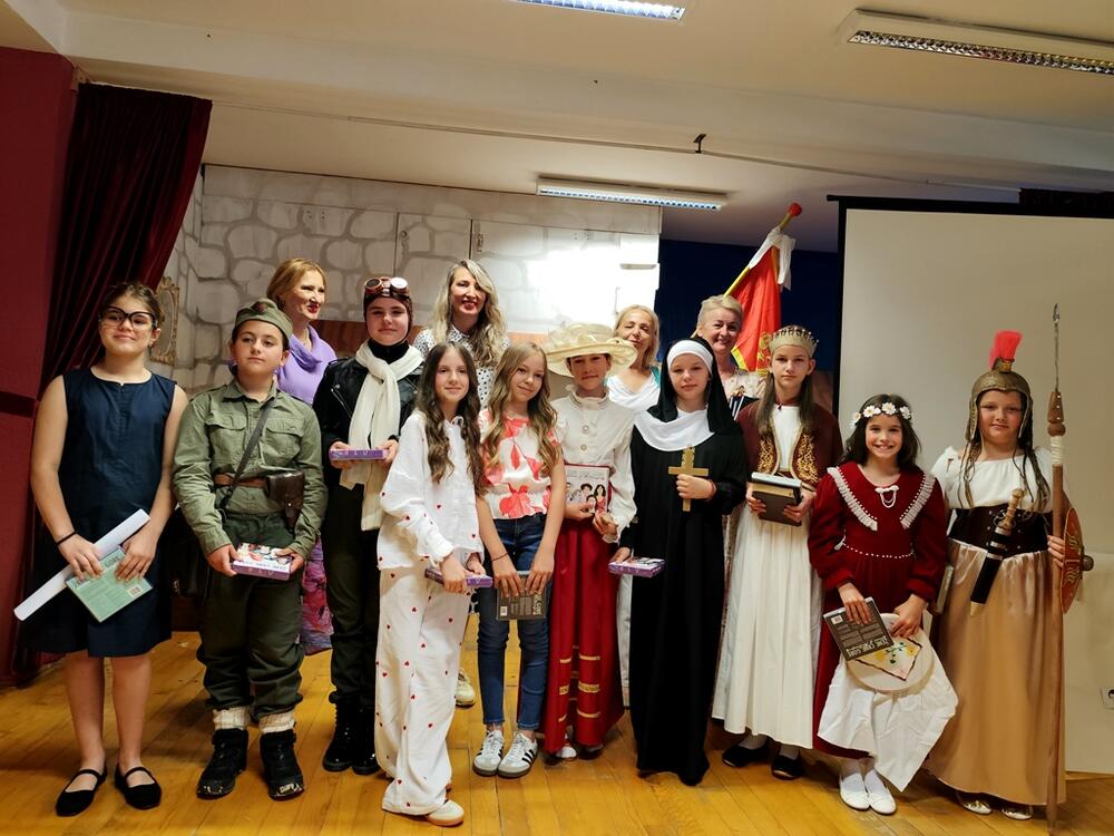 <p>"Kćerka mi je poklonila memorijsku igricu 'Žene Crne Gore'. Istinito je ono što se kaže da je profesija učitelja jedina koja stvari iz kuće odnosi na posao. Kad sam vidjela tu igru memorije, odmah se u meni rodila ideja da uradim ovaj projekat, ali mi je problem bio koje od svih tih žena da izdvojim, jer znam ako uključim mnogo njih, a željela sam, onda pažnja djeci opada, a cilj mi je bio da upoznaju makar neke od njih, jer žene Crne Gore su ostavile i dan danas ostavljaju veoma dubok trag“, priznaje autorka projekta gdje je kroz glumu, riječi i sliku prikazano nekoliko snažnih i inspirativnih žena iz istorije Crne Gore</p>