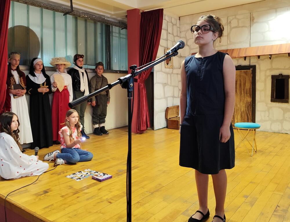 <p>"Kćerka mi je poklonila memorijsku igricu 'Žene Crne Gore'. Istinito je ono što se kaže da je profesija učitelja jedina koja stvari iz kuće odnosi na posao. Kad sam vidjela tu igru memorije, odmah se u meni rodila ideja da uradim ovaj projekat, ali mi je problem bio koje od svih tih žena da izdvojim, jer znam ako uključim mnogo njih, a željela sam, onda pažnja djeci opada, a cilj mi je bio da upoznaju makar neke od njih, jer žene Crne Gore su ostavile i dan danas ostavljaju veoma dubok trag“, priznaje autorka projekta gdje je kroz glumu, riječi i sliku prikazano nekoliko snažnih i inspirativnih žena iz istorije Crne Gore</p>