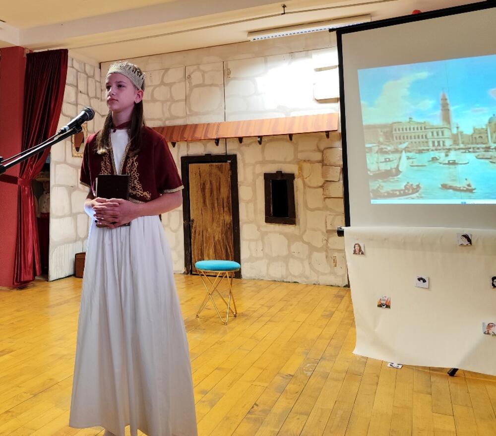 <p>"Kćerka mi je poklonila memorijsku igricu 'Žene Crne Gore'. Istinito je ono što se kaže da je profesija učitelja jedina koja stvari iz kuće odnosi na posao. Kad sam vidjela tu igru memorije, odmah se u meni rodila ideja da uradim ovaj projekat, ali mi je problem bio koje od svih tih žena da izdvojim, jer znam ako uključim mnogo njih, a željela sam, onda pažnja djeci opada, a cilj mi je bio da upoznaju makar neke od njih, jer žene Crne Gore su ostavile i dan danas ostavljaju veoma dubok trag“, priznaje autorka projekta gdje je kroz glumu, riječi i sliku prikazano nekoliko snažnih i inspirativnih žena iz istorije Crne Gore</p>