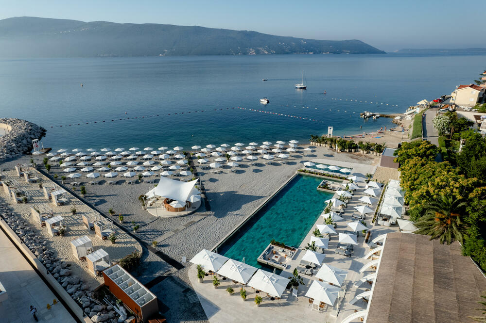 <p><em>Lazure Hotel & Marina, luksuzni kompleks sa 5* smješten u nekadašnjem<br /> venecijanskom Lazaretu iz 18. vijeka u Meljinama.</em></p>