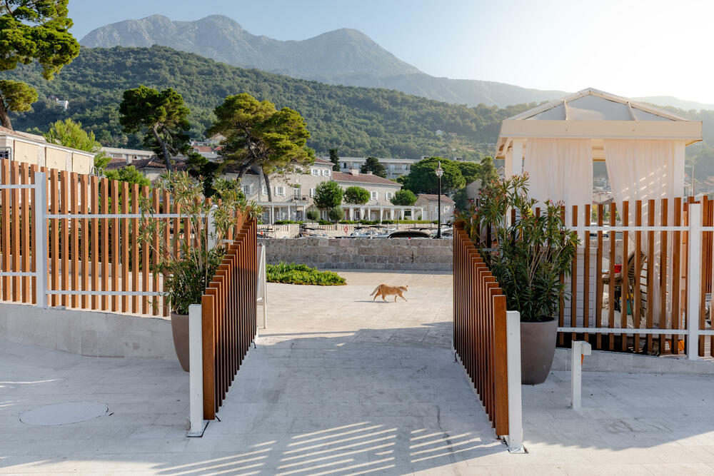 <p><em>Lazure Hotel & Marina, luksuzni kompleks sa 5* smješten u nekadašnjem<br /> venecijanskom Lazaretu iz 18. vijeka u Meljinama.</em></p>