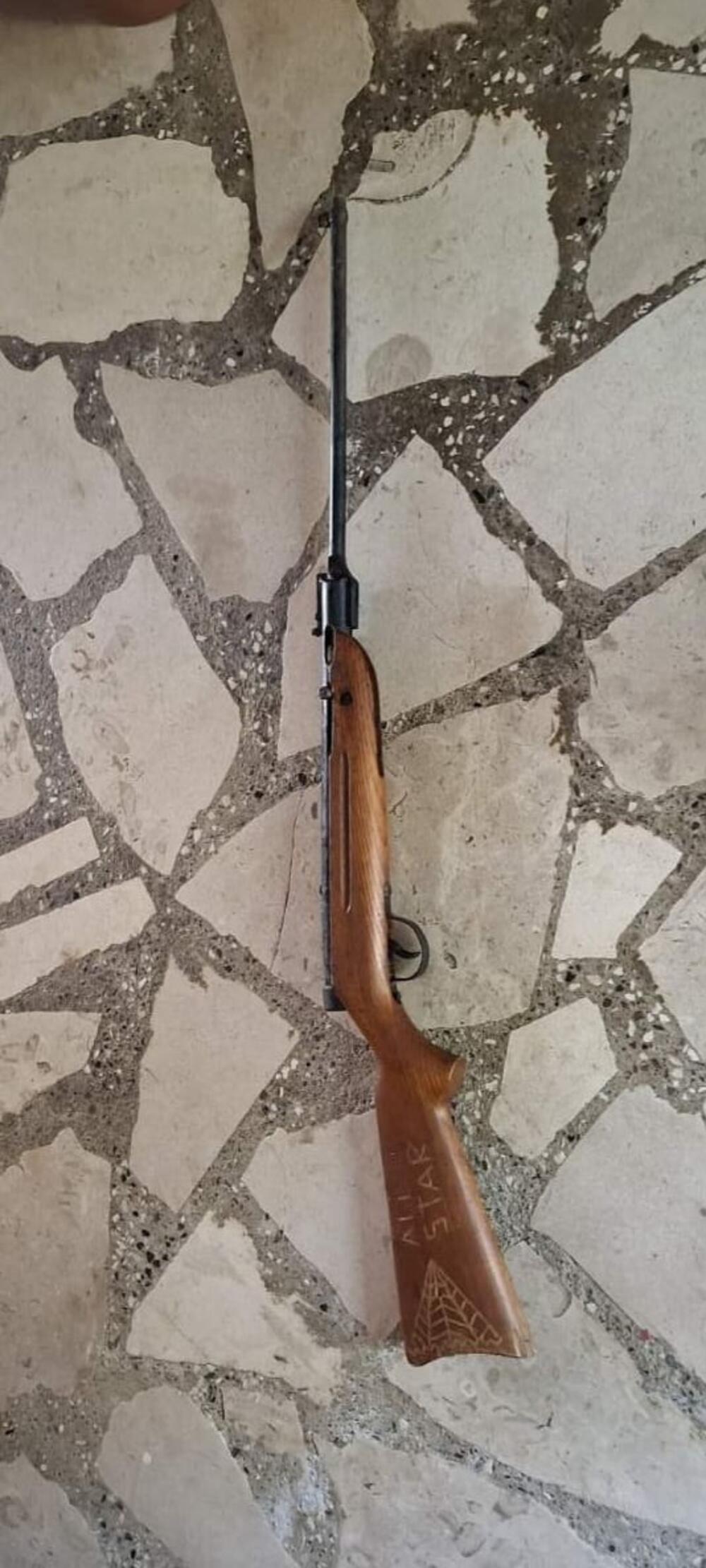 <p>Pronađene puške, municija, oduzeto devet vozila</p>