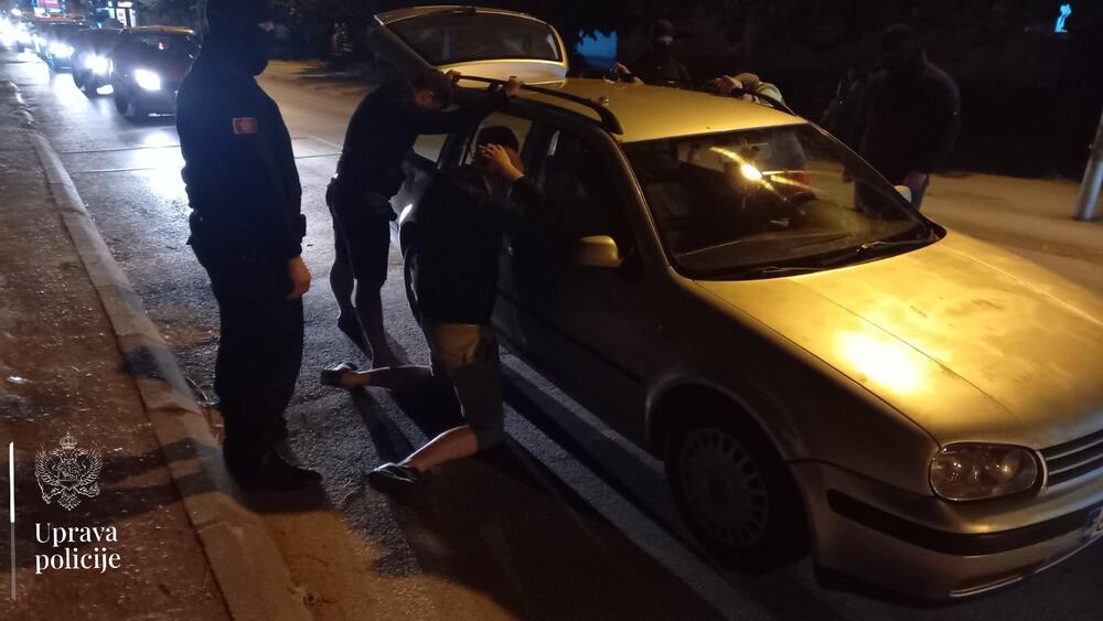 <p>Pronađene puške, municija, oduzeto devet vozila</p>