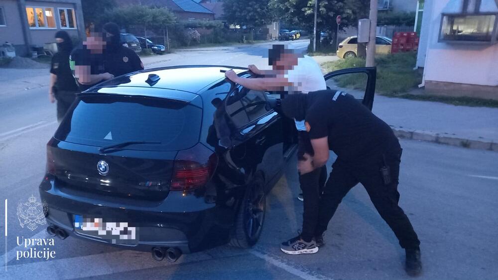 <p>Pronađene puške, municija, oduzeto devet vozila</p>