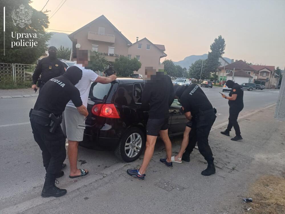 <p>Pronađene puške, municija, oduzeto devet vozila</p>