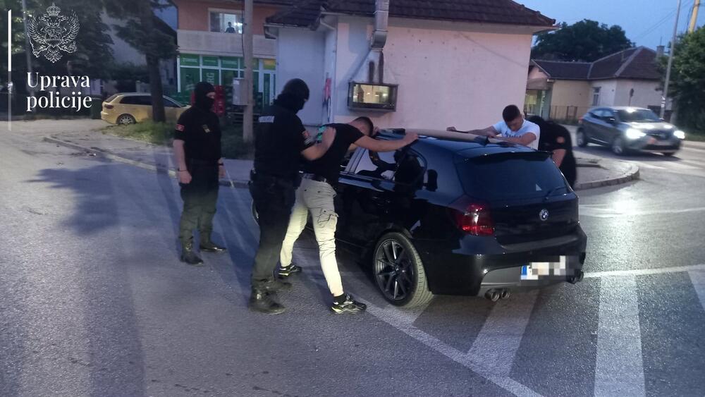 <p>Pronađene puške, municija, oduzeto devet vozila</p>