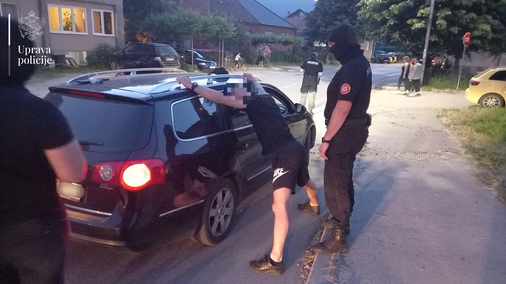 <p>Pronađene puške, municija, oduzeto devet vozila</p>