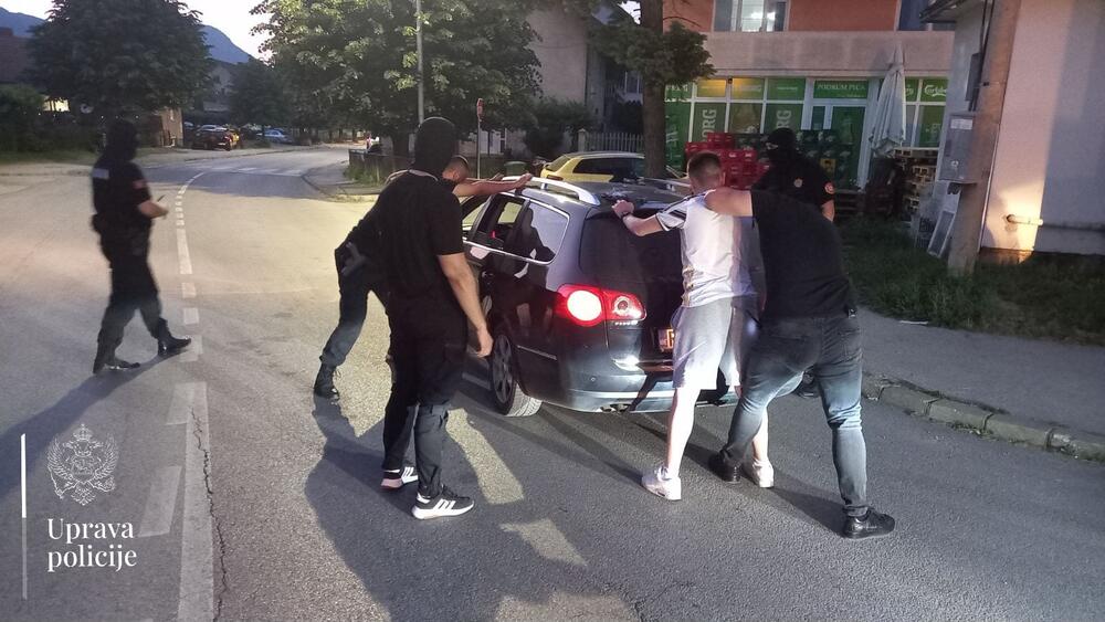 <p>Pronađene puške, municija, oduzeto devet vozila</p>