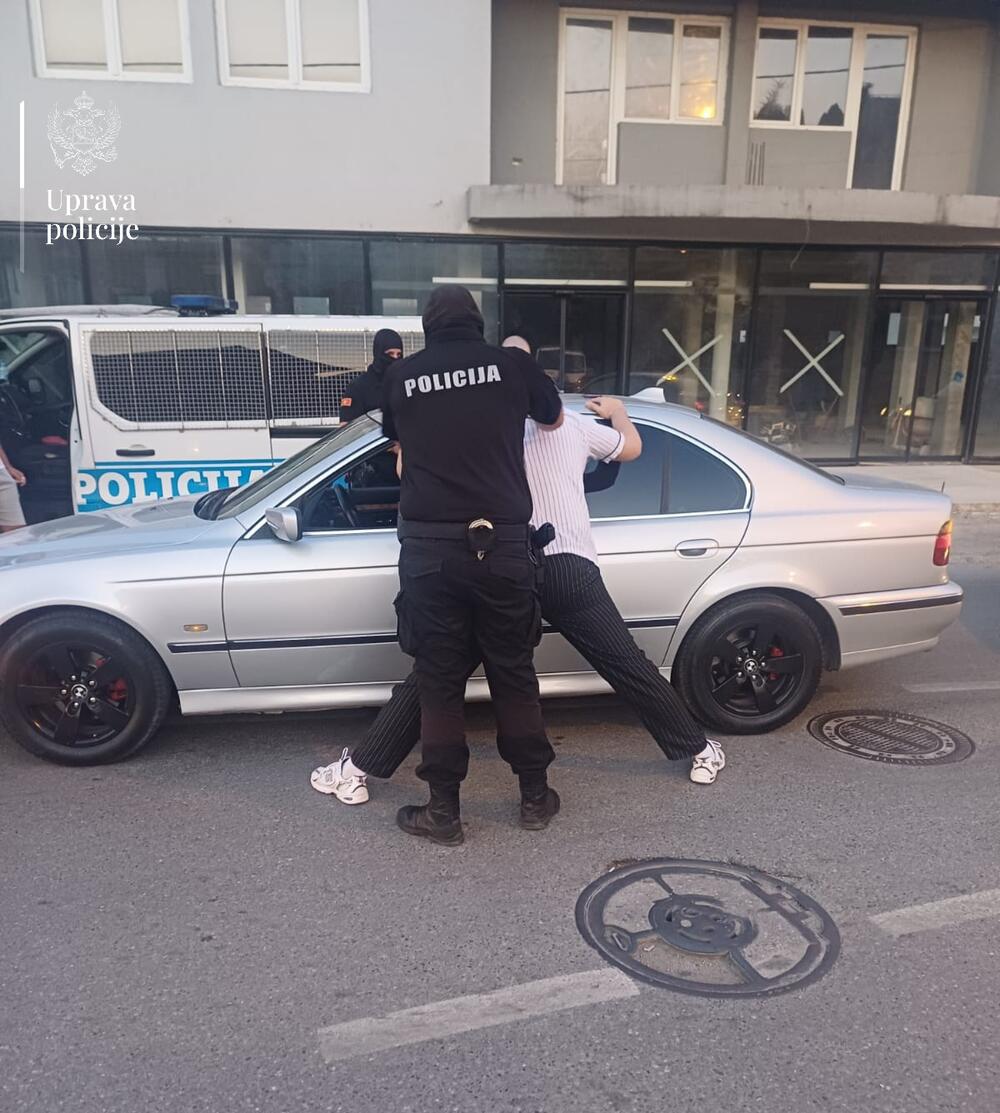 <p>Pronađene puške, municija, oduzeto devet vozila</p>