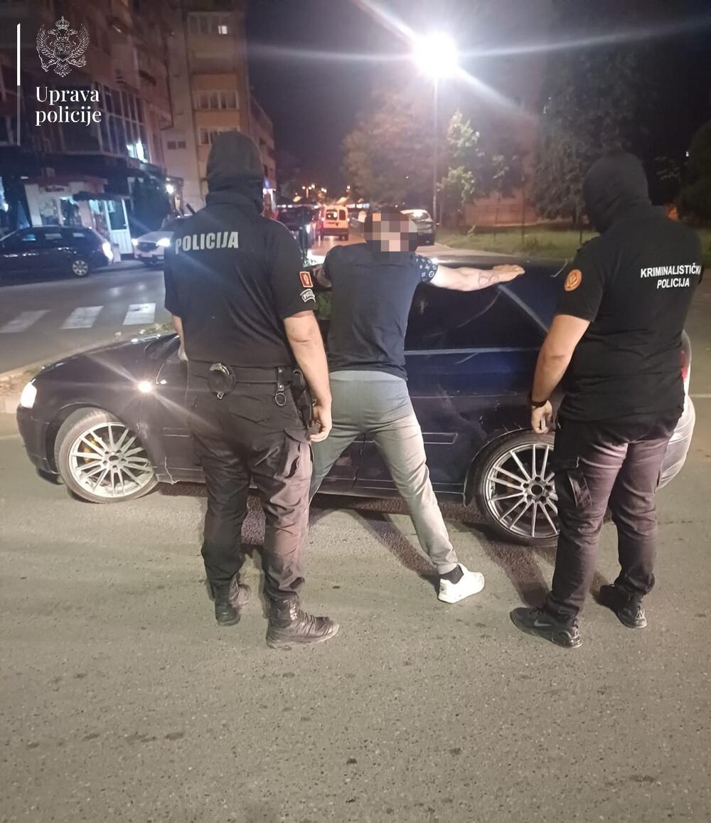 <p>Pronađene puške, municija, oduzeto devet vozila</p>