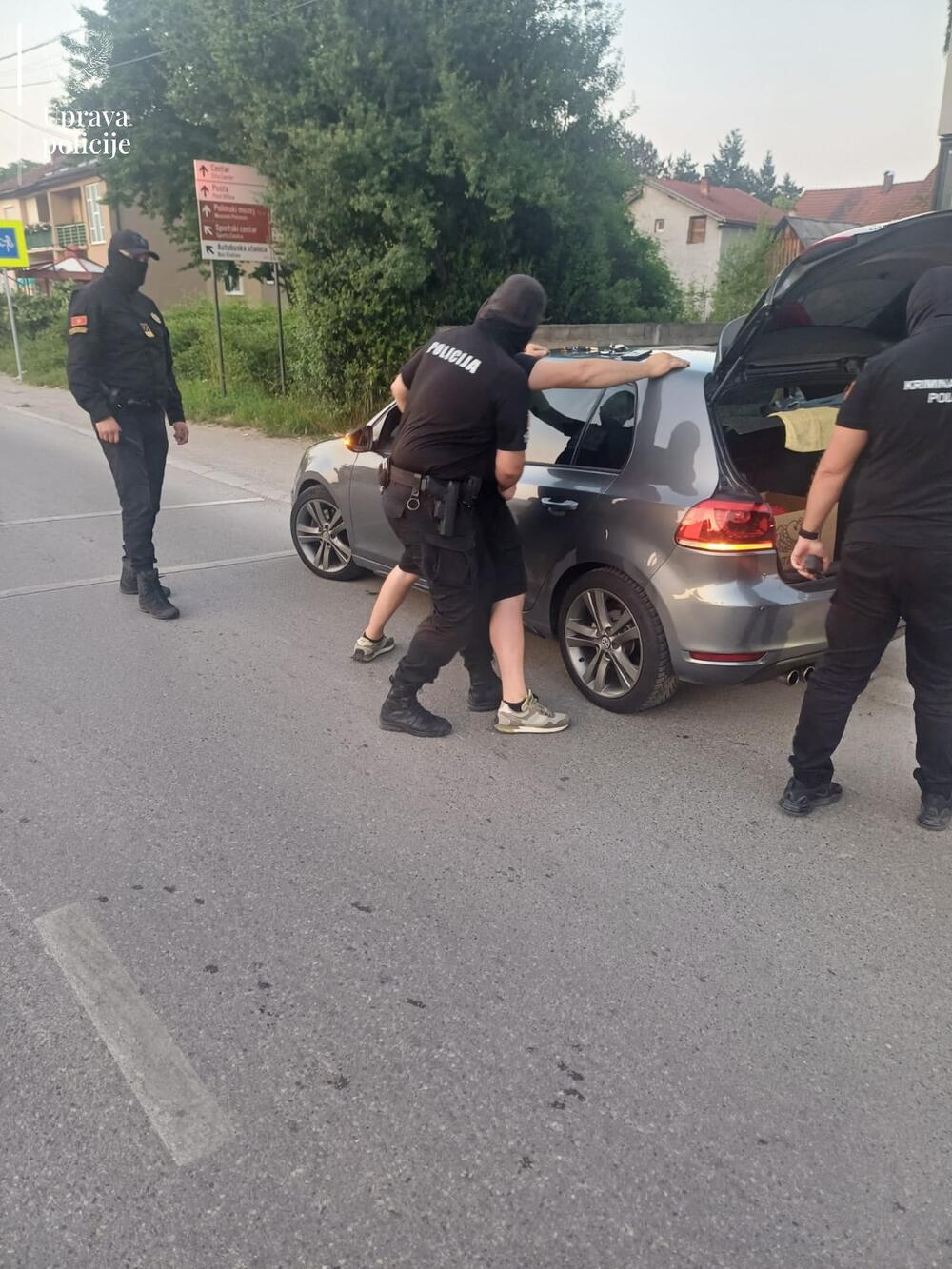 <p>Pronađene puške, municija, oduzeto devet vozila</p>