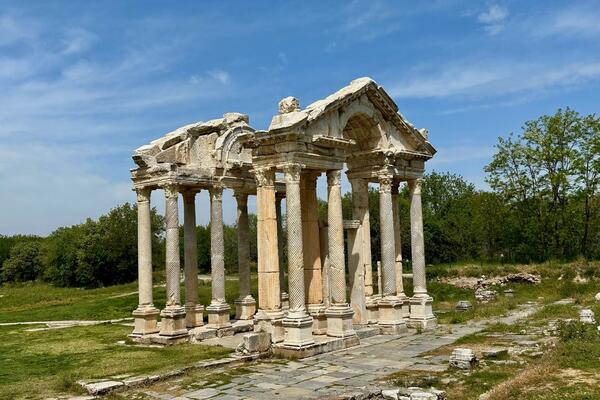 Mermerna lica sred Strme zemlje