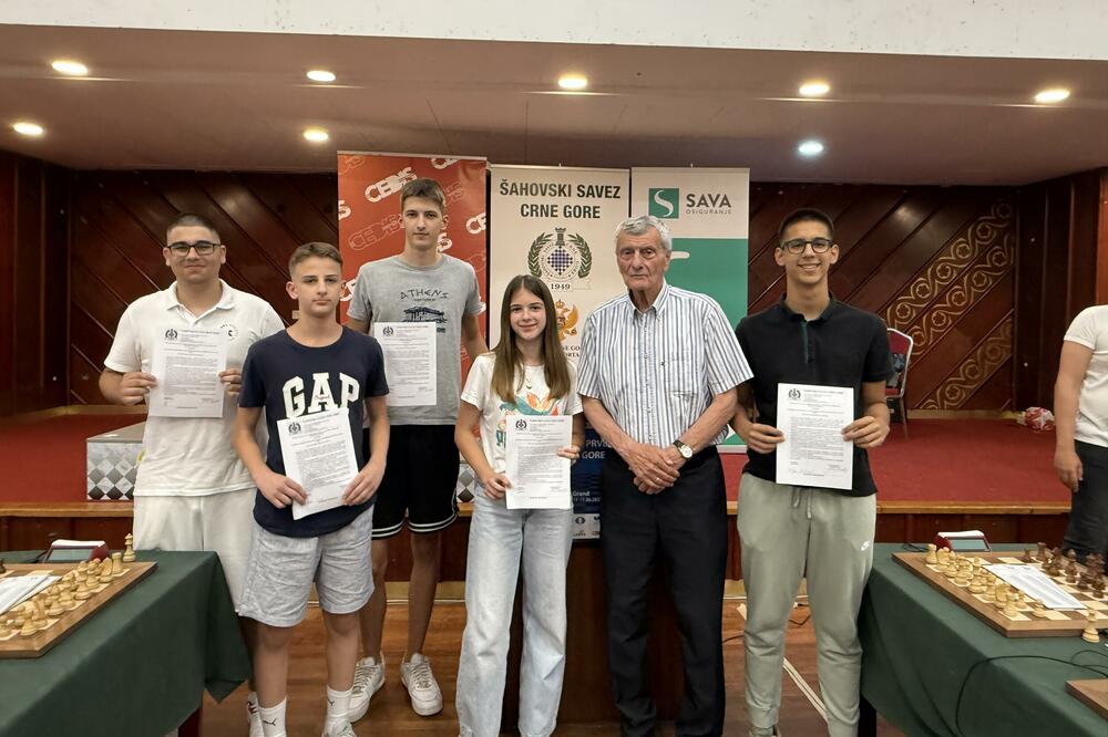 Ivanović sa stipendistima, Foto: ŠSSCG