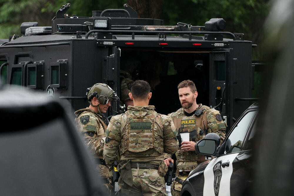 <p>Isti osumnjičeni povrijedio je senatora Džona Hofmana, takođe demokratu, i njegovu suprugu Ivet u njihovom domu u Čamplinu, udaljenom oko 15 kilometara</p>