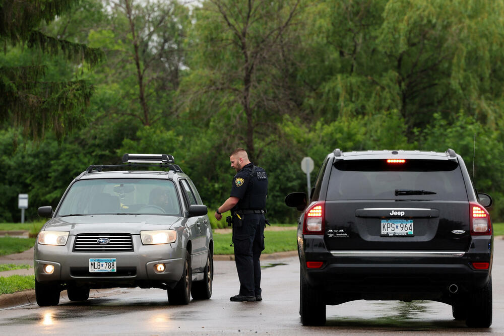 <p>Isti osumnjičeni povrijedio je senatora Džona Hofmana, takođe demokratu, i njegovu suprugu Ivet u njihovom domu u Čamplinu, udaljenom oko 15 kilometara</p>