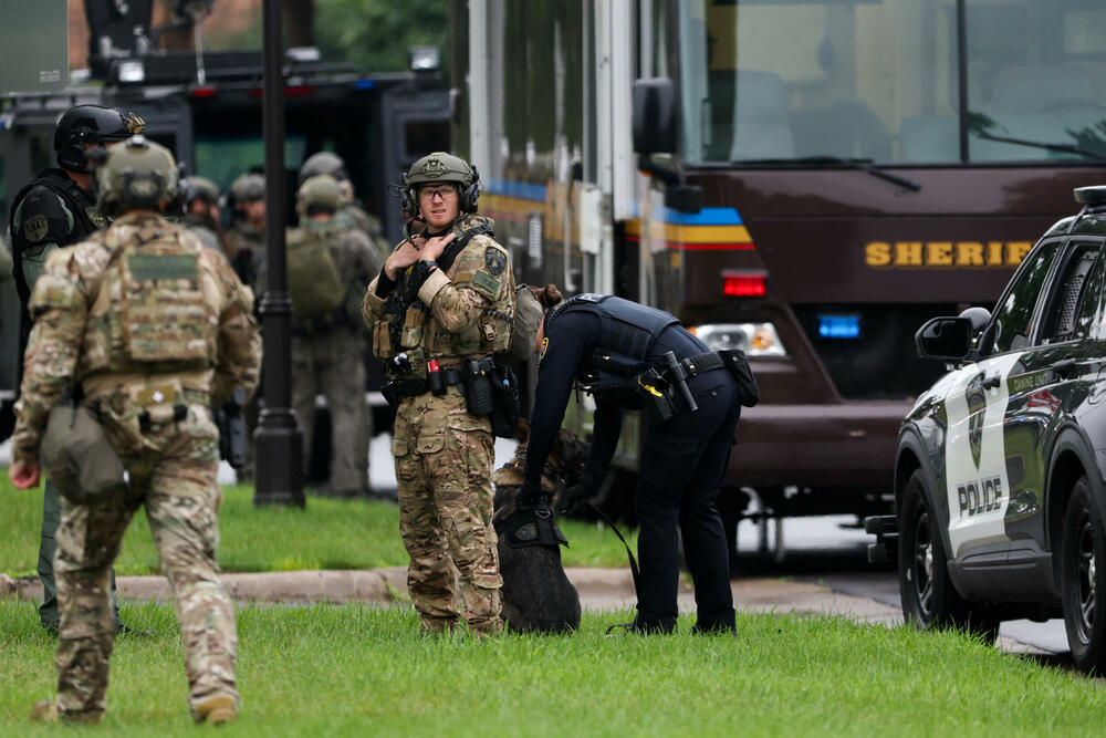 <p>Isti osumnjičeni povrijedio je senatora Džona Hofmana, takođe demokratu, i njegovu suprugu Ivet u njihovom domu u Čamplinu, udaljenom oko 15 kilometara</p>