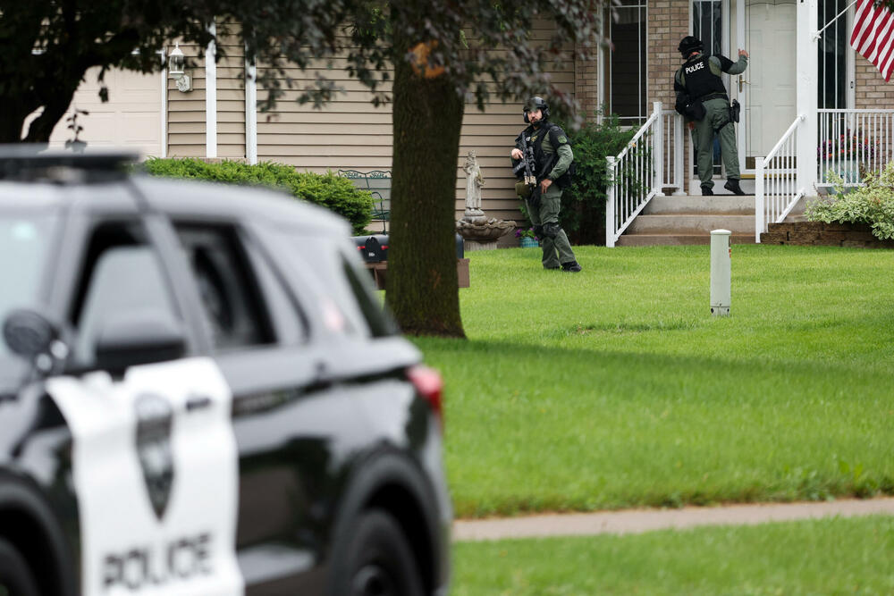 <p>Isti osumnjičeni povrijedio je senatora Džona Hofmana, takođe demokratu, i njegovu suprugu Ivet u njihovom domu u Čamplinu, udaljenom oko 15 kilometara</p>