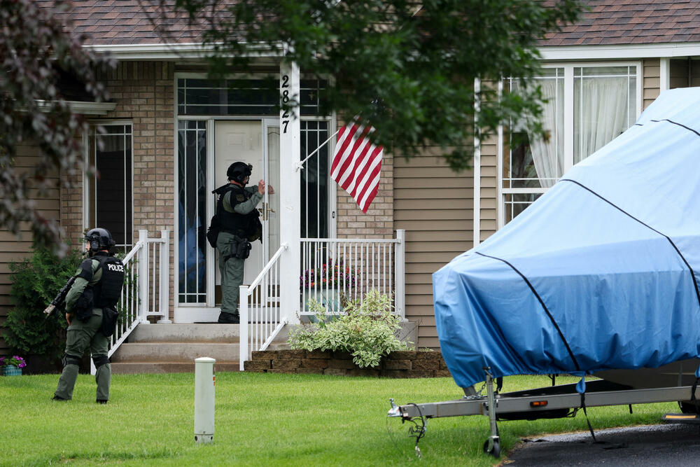 <p>Isti osumnjičeni povrijedio je senatora Džona Hofmana, takođe demokratu, i njegovu suprugu Ivet u njihovom domu u Čamplinu, udaljenom oko 15 kilometara</p>