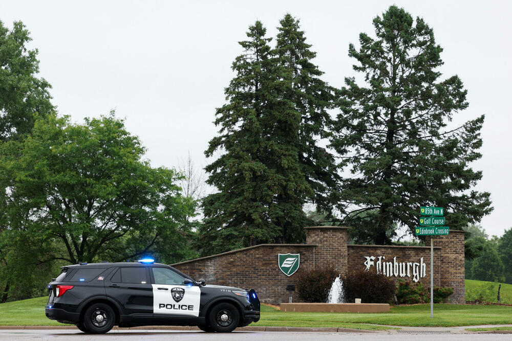 <p>Isti osumnjičeni povrijedio je senatora Džona Hofmana, takođe demokratu, i njegovu suprugu Ivet u njihovom domu u Čamplinu, udaljenom oko 15 kilometara</p>