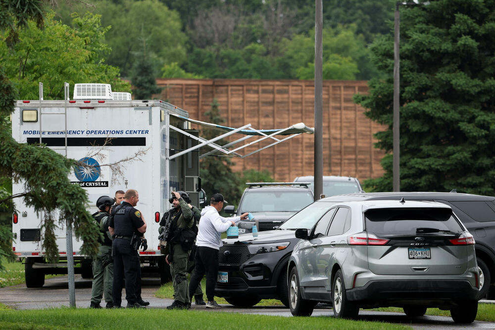 <p>Isti osumnjičeni povrijedio je senatora Džona Hofmana, takođe demokratu, i njegovu suprugu Ivet u njihovom domu u Čamplinu, udaljenom oko 15 kilometara</p>
