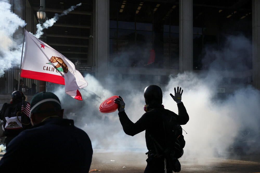 <p>„Sve druge zemlje slave svoje pobjede, vrijeme je da i Amerika to počne“, rekao je predsjednik SAD. Antitrampovski pokreti su organizovali skoro 2.000 protesta širom države, sinhronizovano sa paradom. Mnogi su bili pod sloganom „Nema kraljeva“, naglašavajući da niko nije iznad zakona</p>