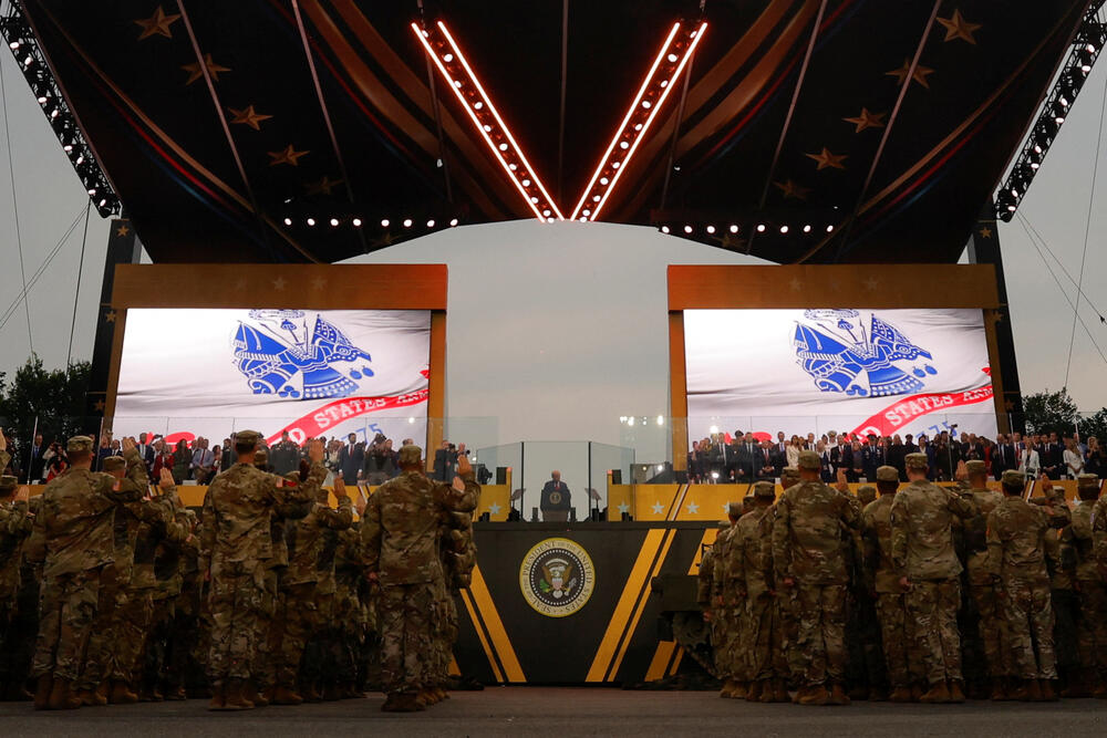 <p>„Sve druge zemlje slave svoje pobjede, vrijeme je da i Amerika to počne“, rekao je predsjednik SAD. Antitrampovski pokreti su organizovali skoro 2.000 protesta širom države, sinhronizovano sa paradom. Mnogi su bili pod sloganom „Nema kraljeva“, naglašavajući da niko nije iznad zakona</p>