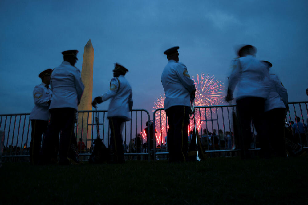 <p>„Sve druge zemlje slave svoje pobjede, vrijeme je da i Amerika to počne“, rekao je predsjednik SAD. Antitrampovski pokreti su organizovali skoro 2.000 protesta širom države, sinhronizovano sa paradom. Mnogi su bili pod sloganom „Nema kraljeva“, naglašavajući da niko nije iznad zakona</p>