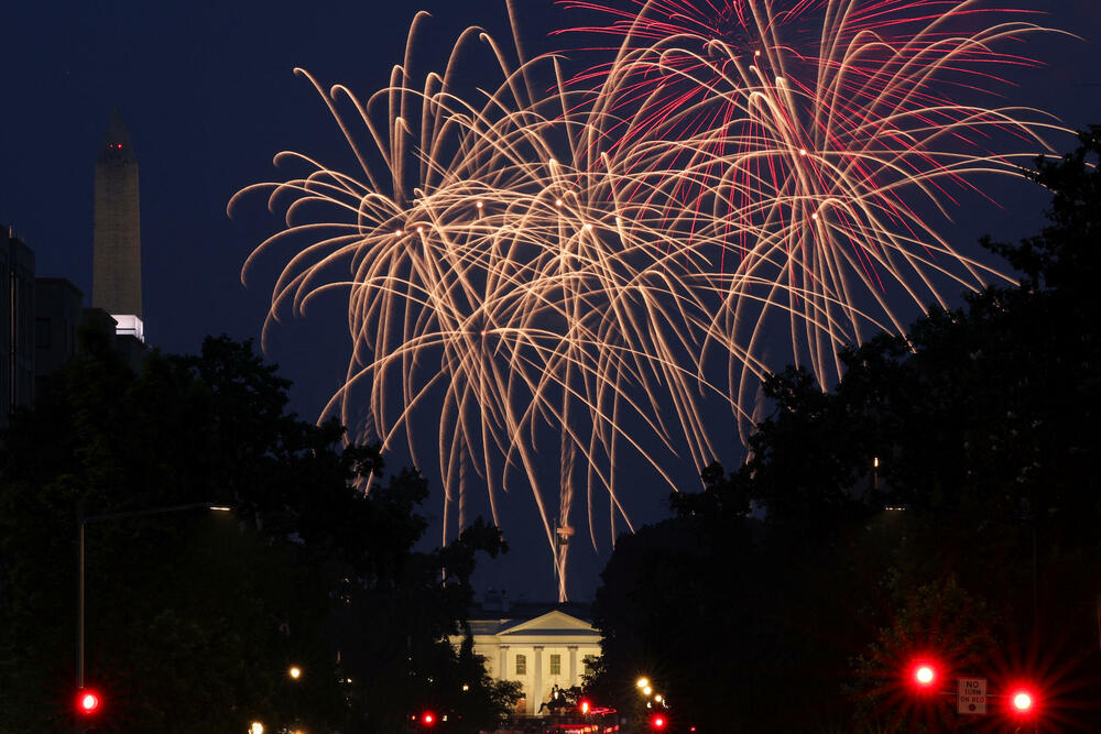 <p>„Sve druge zemlje slave svoje pobjede, vrijeme je da i Amerika to počne“, rekao je predsjednik SAD. Antitrampovski pokreti su organizovali skoro 2.000 protesta širom države, sinhronizovano sa paradom. Mnogi su bili pod sloganom „Nema kraljeva“, naglašavajući da niko nije iznad zakona</p>