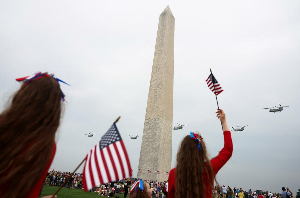 <p>„Sve druge zemlje slave svoje pobjede, vrijeme je da i Amerika to počne“, rekao je predsjednik SAD. Antitrampovski pokreti su organizovali skoro 2.000 protesta širom države, sinhronizovano sa paradom. Mnogi su bili pod sloganom „Nema kraljeva“, naglašavajući da niko nije iznad zakona</p>